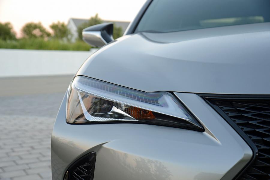 Детали экстерьера Lexus UX200 F-Sport 2019 года  (ZA) (фото 14 из 39)